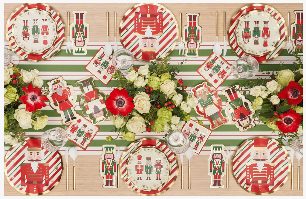 Wavy Dinner Plate Nutcracker Christmas/8 Pkg